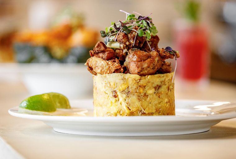 Mofongo de Chicharrón de Pollo con Hueso