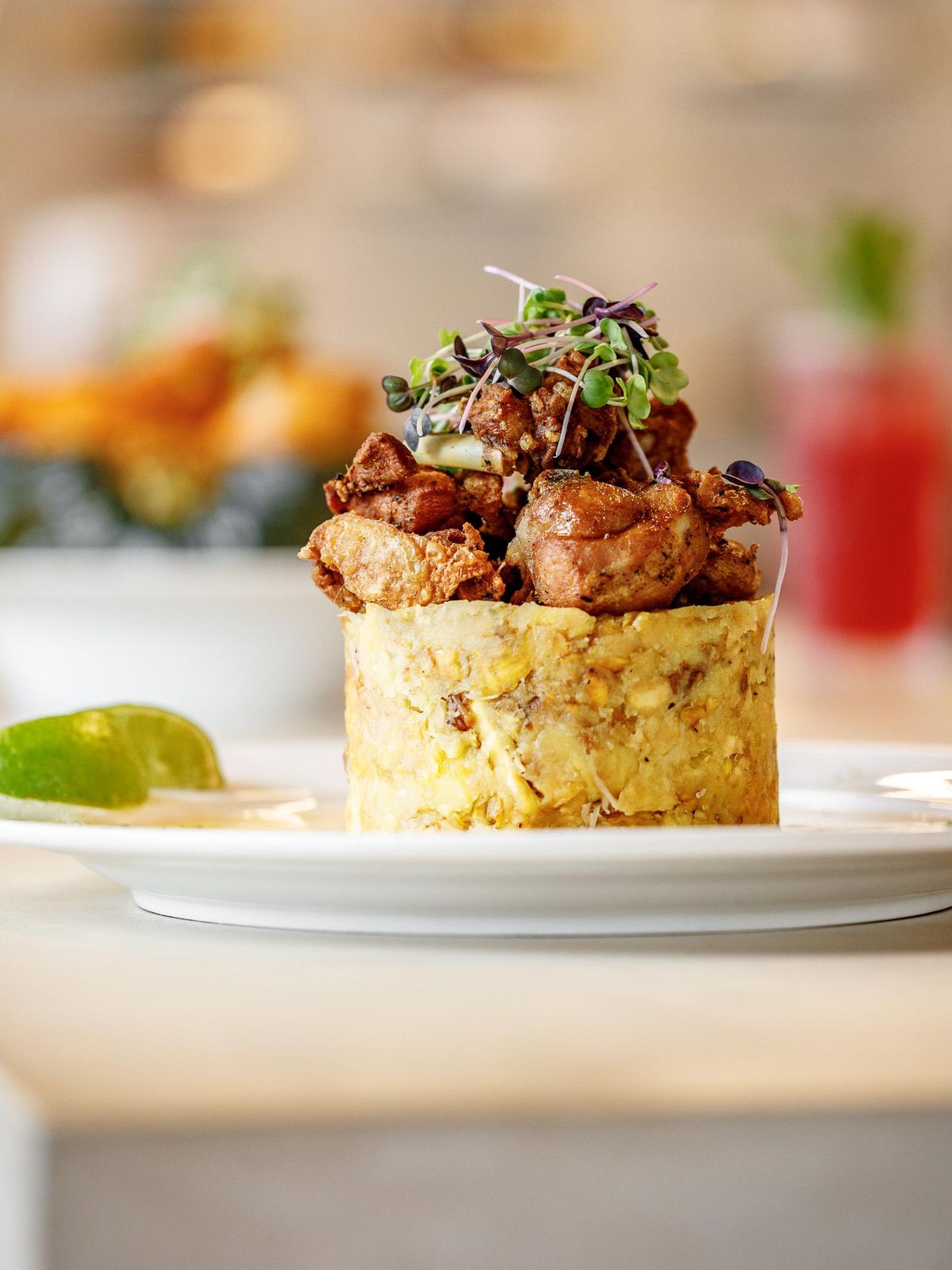 Mofongo de Chicharrón de Pollo con Hueso